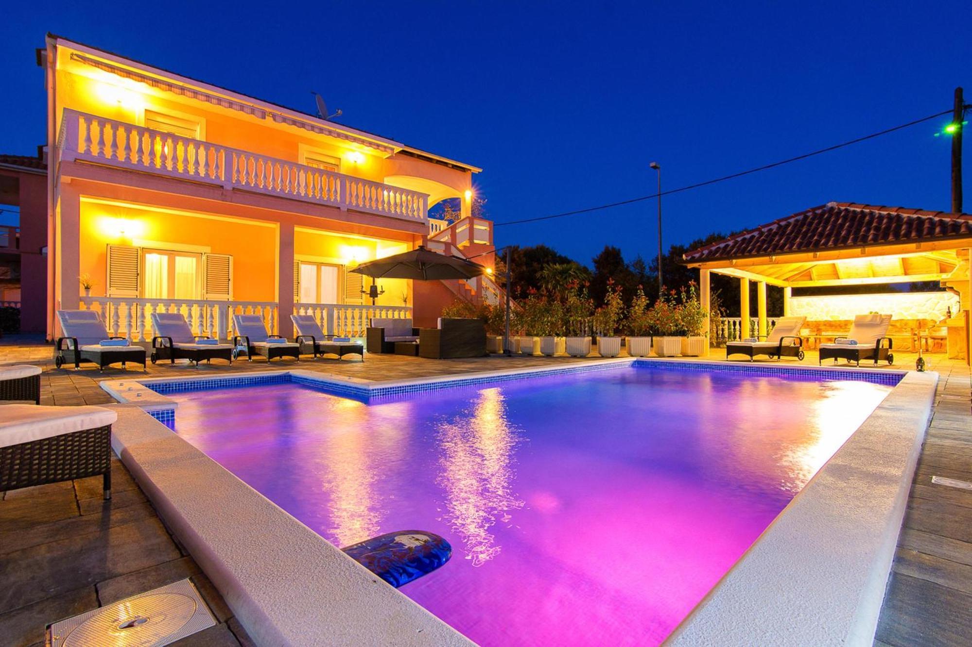 Family Friendly Pool House Ana - Happy